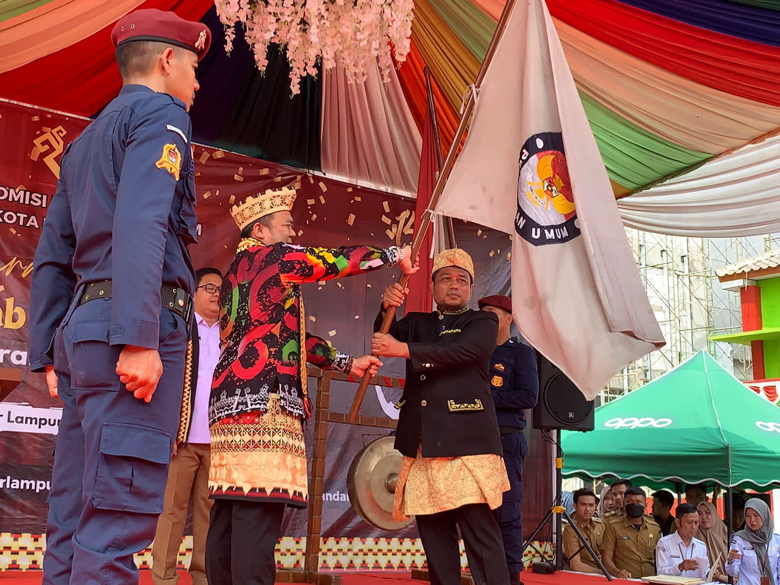 Serah Terima Bendera Kirab Pemilu 2024 dari KPU kota Metro ke Kota Bandar Lampung