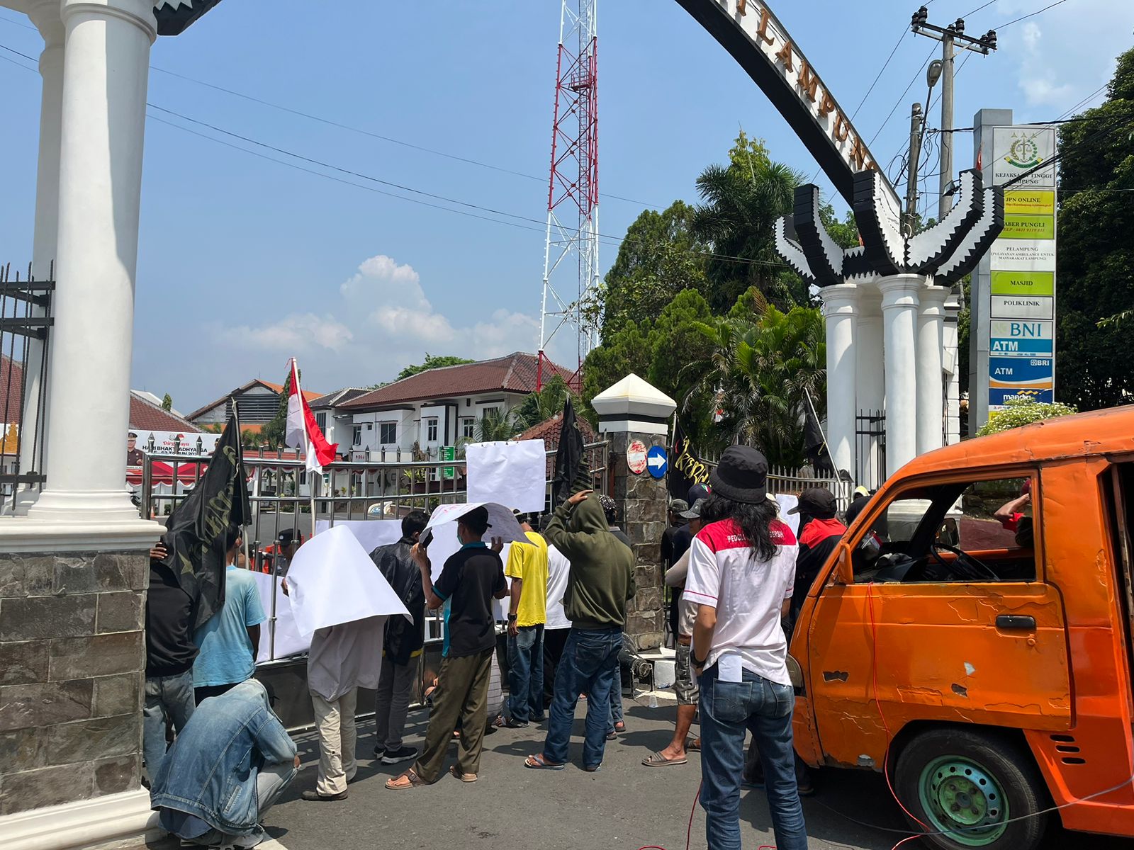 KERAMAT Gelar Aksi Tuntutan di Kantor Kejati Lampung