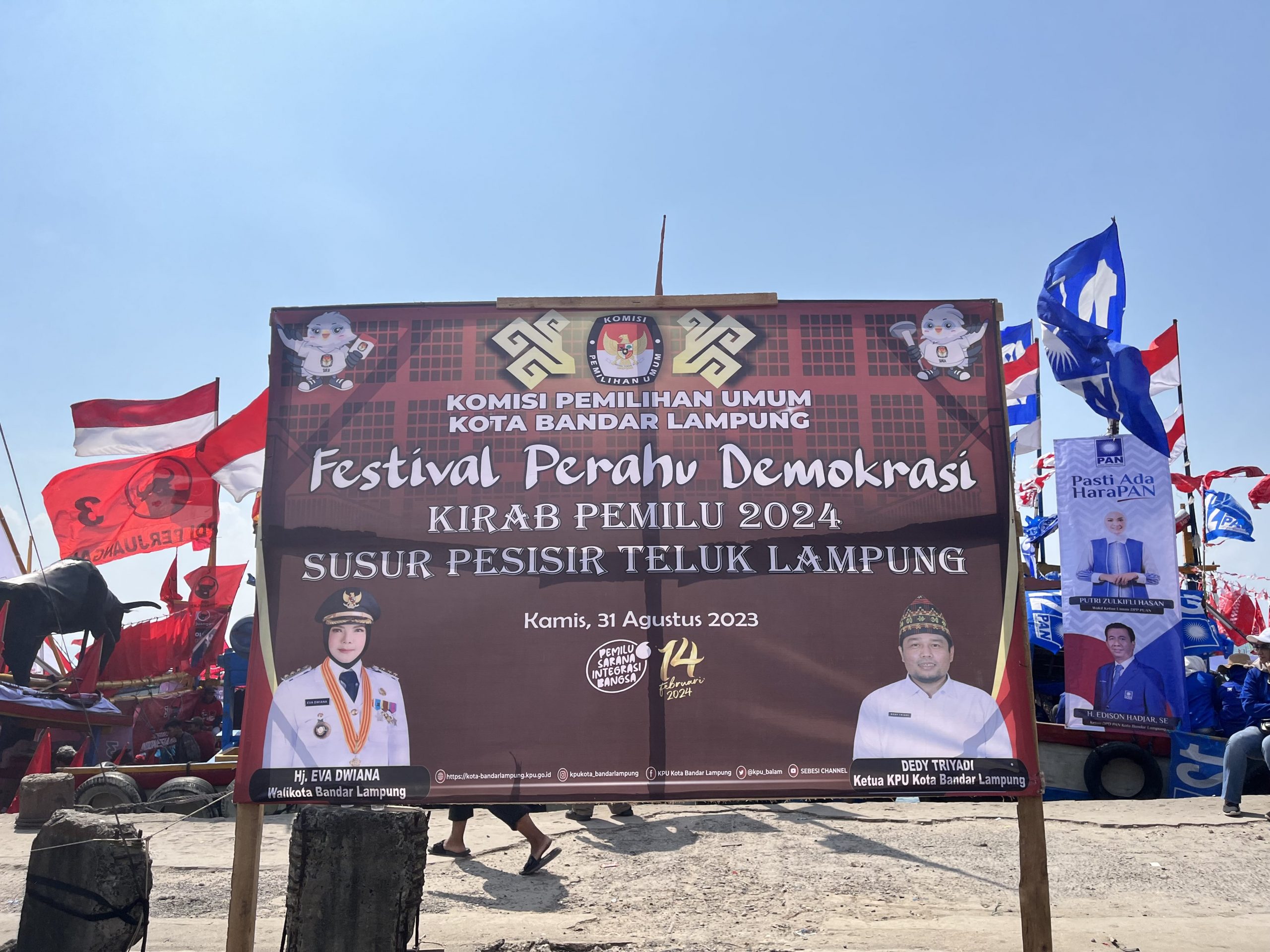 Hari ke 4 Kirab Pemilu 2024, KPU Kota Bandar Lampung menggelar Festival Perahu Demokrasi Susur Pesisir Lampung