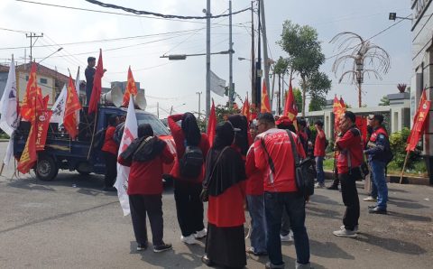 Puluhan Massa Dari PPRL Gelar Aksi di Depan Kantor DPRD Lampung