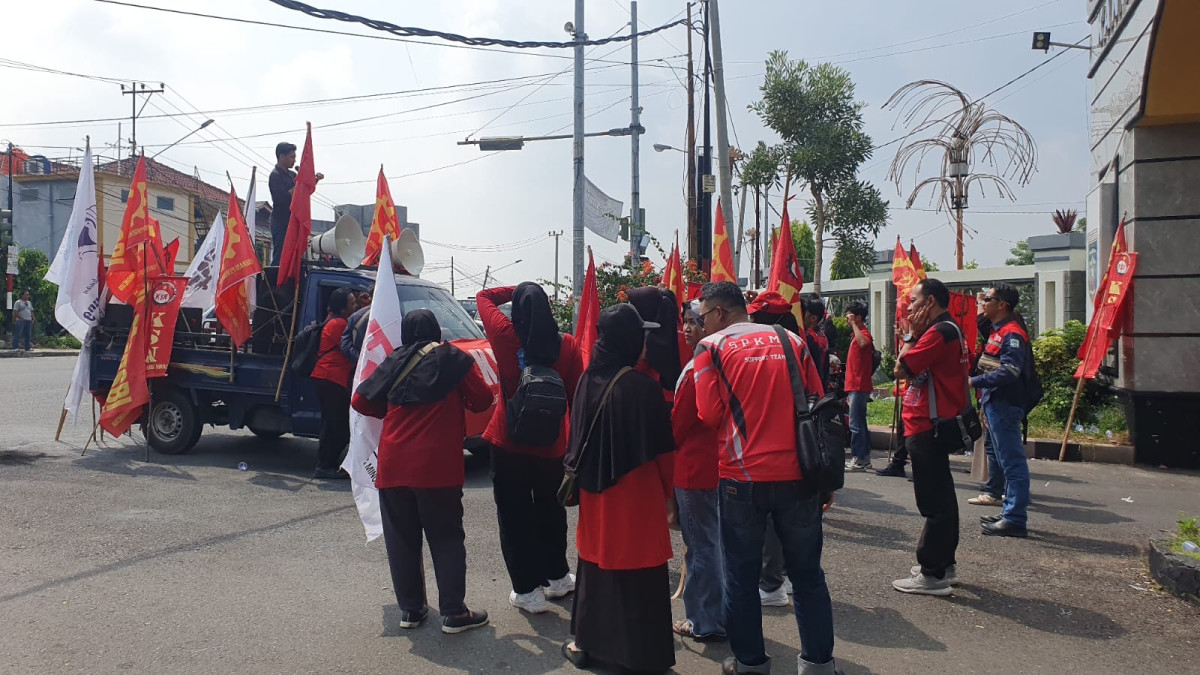 Puluhan Massa Dari PPRL Gelar Aksi di Depan Kantor DPRD Lampung