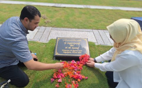 Ziarah ke Makam Tokoh Pemekaran Pringsewu, Ririn-Win: Siap Wujudkan Cita-cita Pendiri Pringsewu, Hadirkan Kesejahteraan Masyarakat