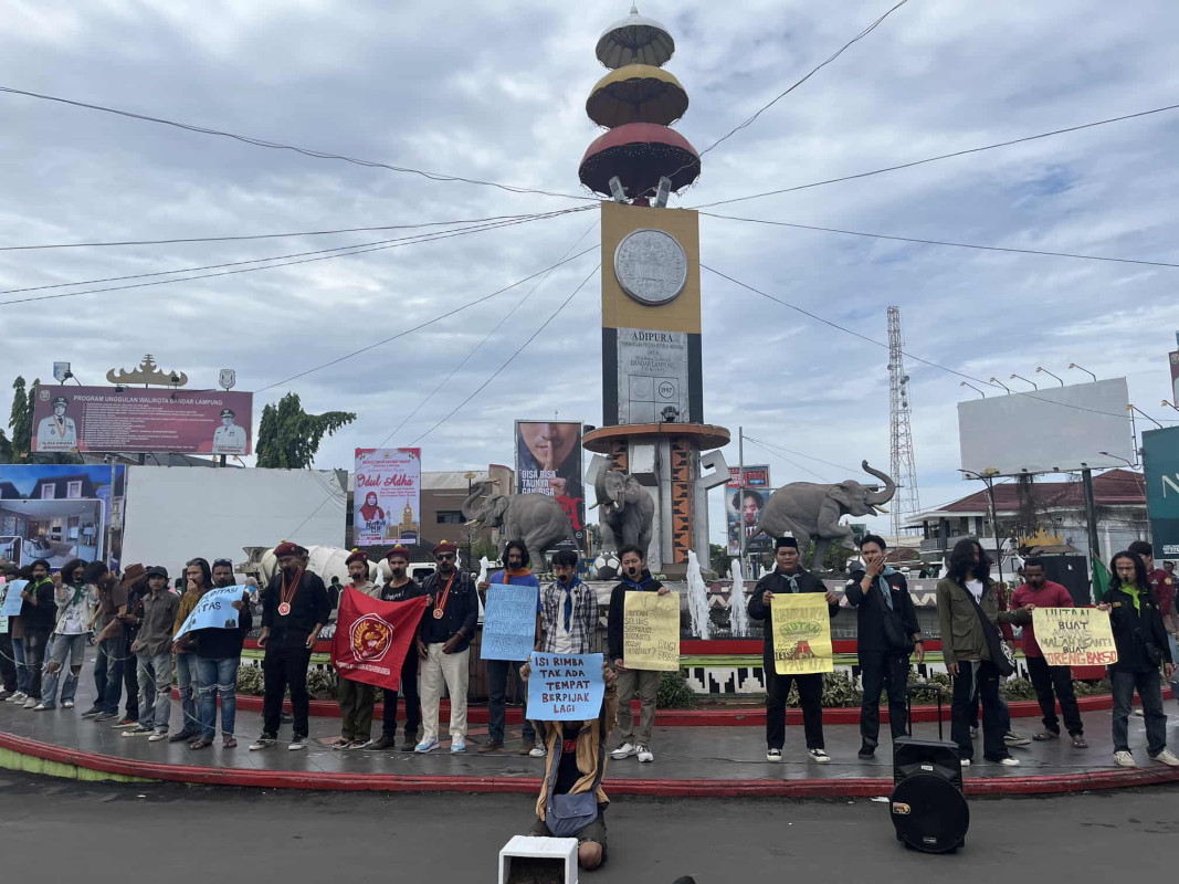 Terkait Permasalahan Adanya Pembukaan Lahan Hutan Adat Papua Untuk Dijadikan Lahan Sawit, Aliansi Mahasiswa Peduli Lingkungan Menggelar Demo di Adipura